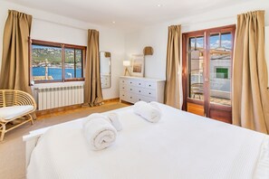 4 bedrooms, iron/ironing board, travel cot, free WiFi