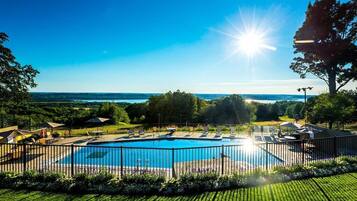 Lämmitetty uima-allas