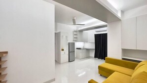 Un apartamento moderno con sala de estar, cocina y comedor.