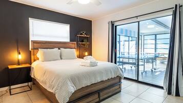 6 bedrooms, desk, iron/ironing board, travel cot