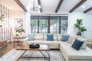 TV - POOL Oasis Lakeview next to Universal/ EPIC/Disney (Orlando)