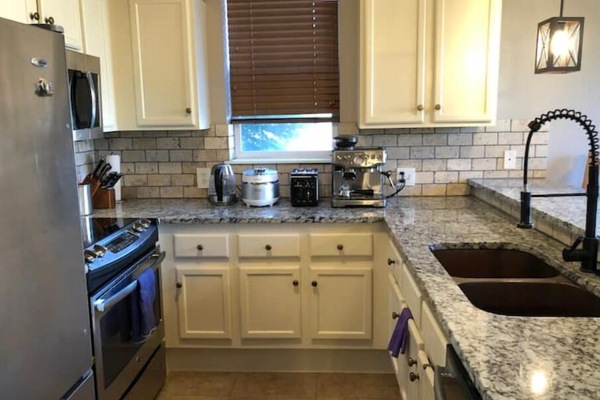 Microondas, horno, placa de cocina y lavavajillas