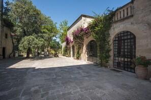 Property grounds - Bastione room with independent entrance and access to the park and swimming pool (Casamassella)