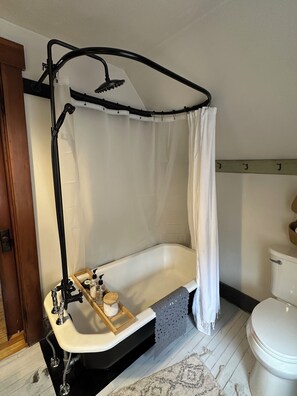 Secadora de cabello, toallas, jabón, papel de baño 