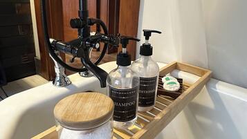 SĂšche-cheveux, serviettes fournies, savon, papier toilette