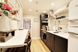 Fridge, oven, stovetop, coffee/tea maker