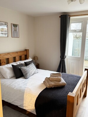 2 slaapkamers, een strijkplank/strijkijzer, internet, beddengoed