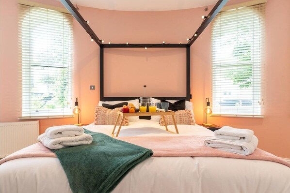 3 bedrooms, iron/ironing board, free WiFi, bed sheets