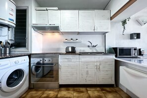 Køleskab, mikrobølgeovn, ovn, kogeplade