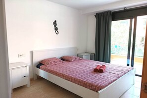 1 habitación y tabla de planchar con plancha 