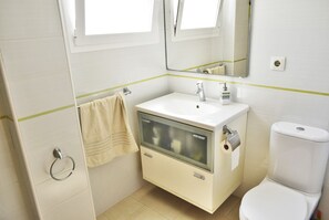 Dusch, hårtork och handdukar