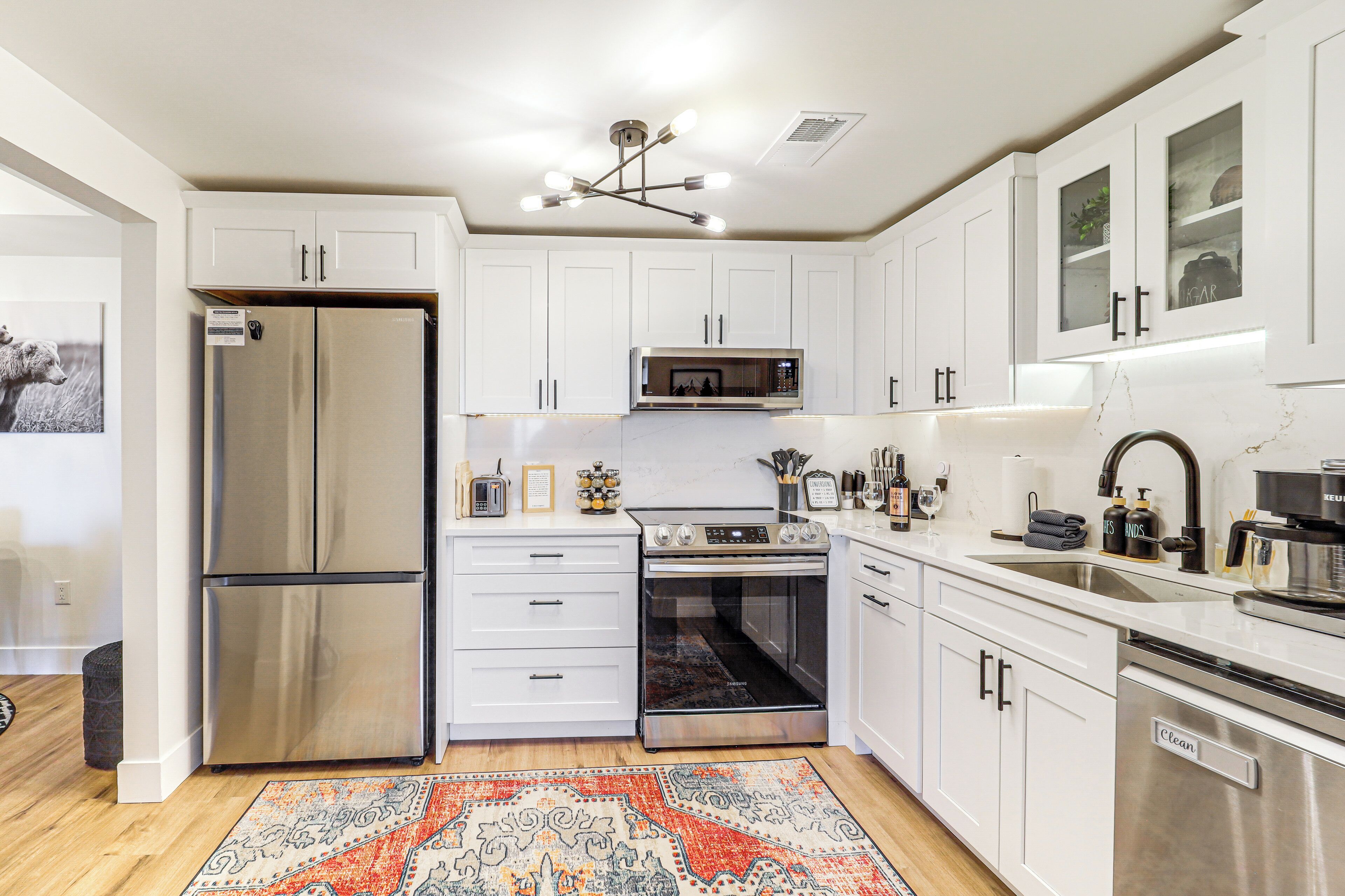Fridge, microwave, stovetop, dishwasher