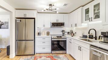 Fridge, microwave, stovetop, dishwasher