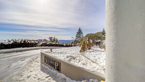 Un'area di parcheggio ricoperta di neve con un cartello che indica 'SUGARTOP'.