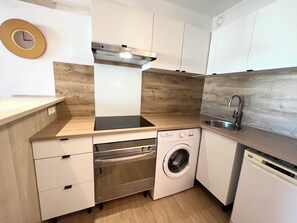 Kühlschrank, Ofen, Geschirrspüler, Wasserkocher mit Kaffee-/Teezubehör