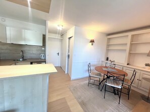 Kühlschrank, Ofen, Geschirrspüler, Wasserkocher mit Kaffee-/Teezubehör