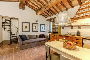 Living area - Superior Apartment   The Black Mulberry Tree Apartment (ARCEVIA)