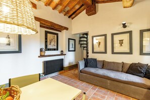 Living area - Superior Apartment   The Black Mulberry Tree Apartment (ARCEVIA)