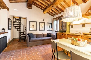 Living area - Superior Apartment   The Black Mulberry Tree Apartment (ARCEVIA)