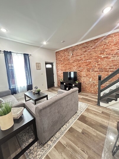 Loft Stye 4-Bedroom, 3-Bath Apartment in Grand Central Philadelphia