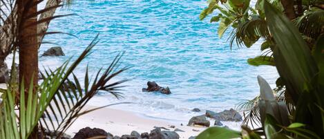 Am Strand, weißer Sandstrand, Strandbar