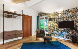 Smart TV, chimenea, mesa de ping pong, estéreo