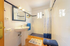 SĂšche-cheveux, serviettes fournies, papier toilette