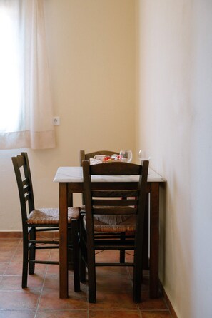 Room - Cozy Gem With Access to a Sparkling Shared Pool (Samos)