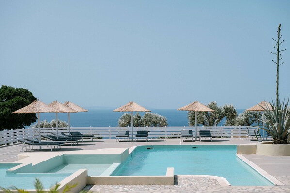 Studio - Cozy Gem With Access to a Sparkling Shared Pool (Samos)