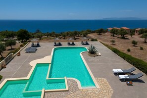 Room - Sunny Studio Nestled Near a Refreshing Shared Pool (Samos)