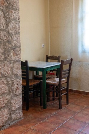 Studio - Sunny Studio Nestled Near a Refreshing Shared Pool (Samos)