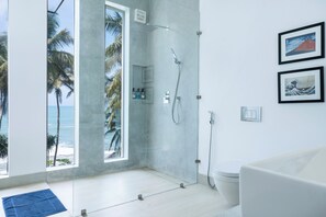 Secador de pelo, bidet, toallas, jabón