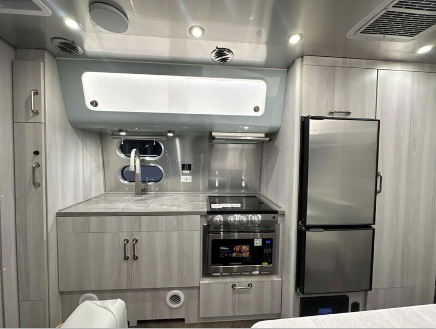 Een magnetron, een oven, een kookplaat, een vaatwasser