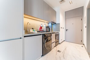 Réfrigérateur, micro-ondes, four, plaque de cuisson