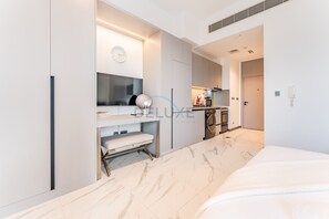 Safe på rommet, strykejern/-brett, wi-fi (inkludert) og sengetøy