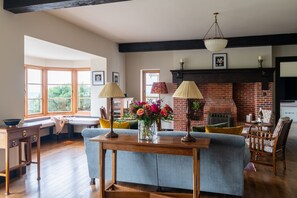 TV, fireplace, ping pong, stereo - Amber Tide -  a house that sleeps 8 guests  in 4 bedrooms (Thurlestone)