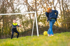 Un campo de fútbol con un arco y jugadores.