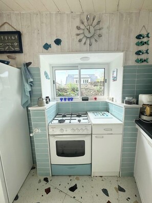 Een koelkast, een oven, een kookplaat, een koffiezetapparaat/waterkoker