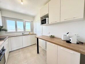 Kühlschrank, Mikrowelle, Ofen, Herdplatte