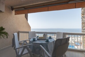 Outdoor dining - Apartment in Roses with Stunning Sea Views (Rosas / Roses)