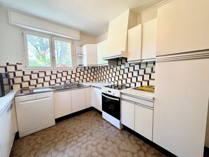 Kühlschrank, Mikrowelle, Ofen, Geschirrspüler