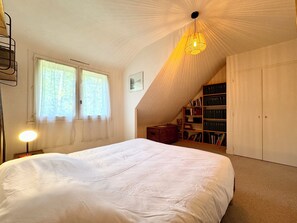 4 bedrooms, iron/ironing board, WiFi