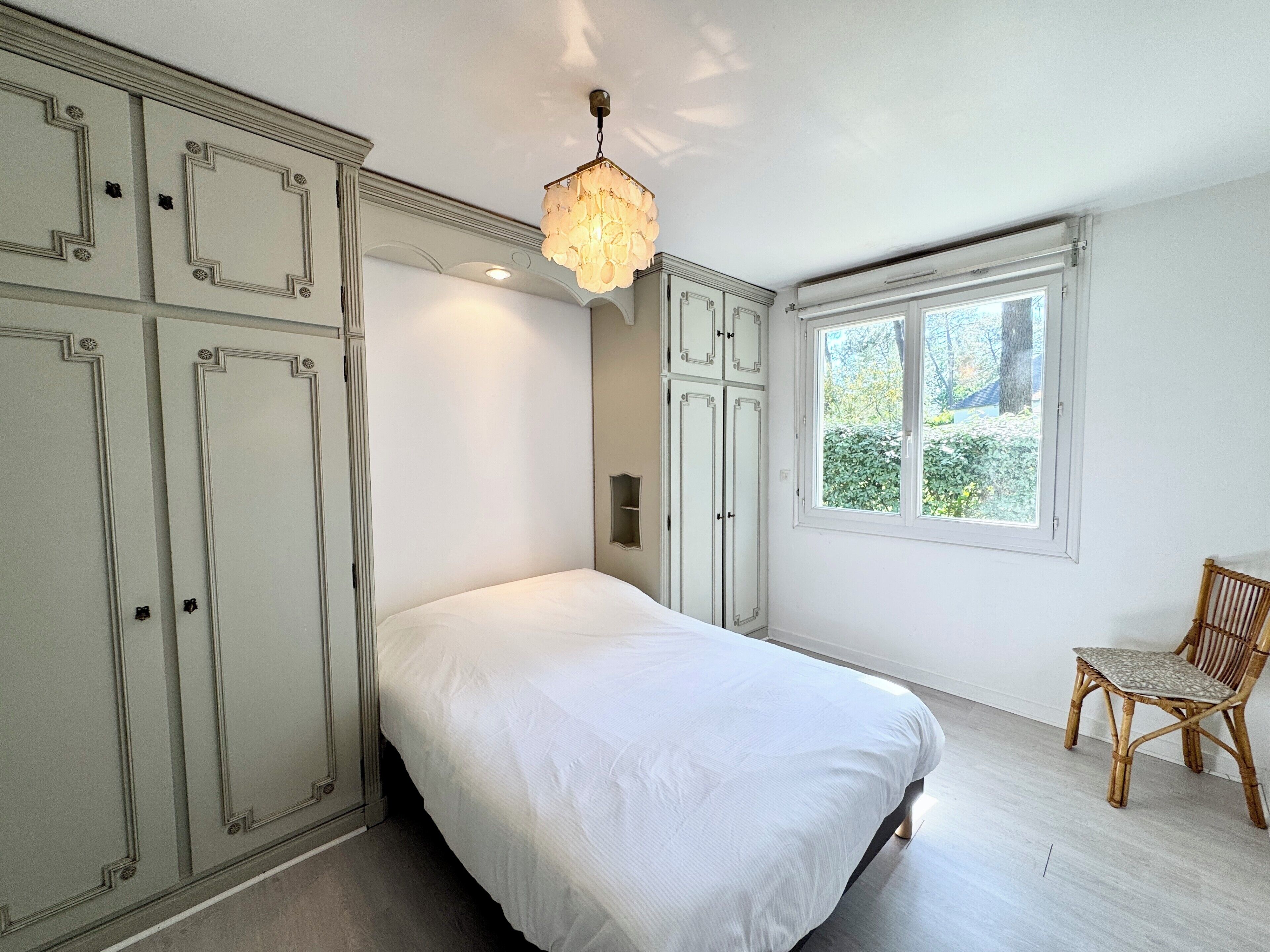 4 slaapkamers, een strijkplank/strijkijzer, wifi