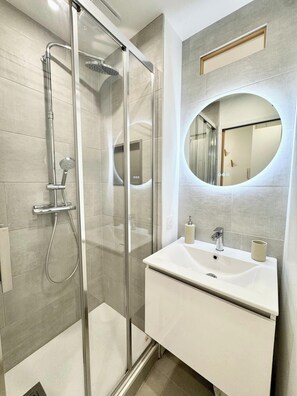 Douche, sĂšche-cheveux, serviettes fournies