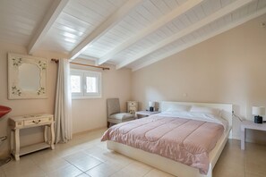 2 slaapkamers, een strijkplank/strijkijzer, beddengoed