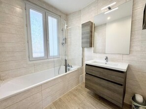 Een haardroger, toiletpapier