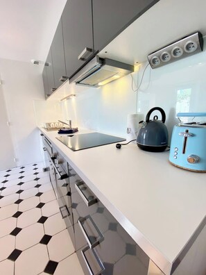 Kühlschrank, Mikrowelle, Ofen, Herdplatte