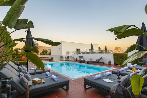 Comfort & fun w/ pool & games area