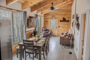 Living area - Cozy Condo, 3 min from slopes (Brian Head)