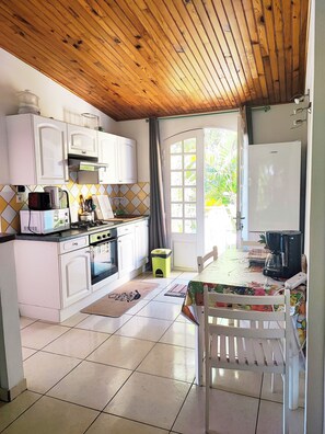 Microondas, horno y placa de cocina